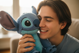 Adulto com Stitch azul