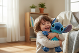 Criança abraçando Stitch azul